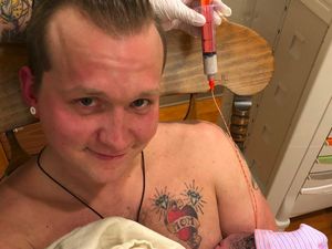 Kisah Ayah yang Menyusui Bayinya dengan Bantuan Puting Palsu