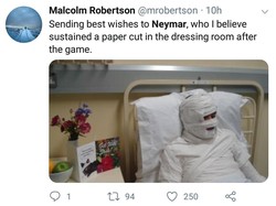 Neymar bahkan diejek sedang diperban karena banyak mendapat pelanggaran. Segitunya, ya? (Foto: Twitter @mrobertson)