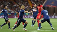 Romelu Lukaku bahkan mendapat kawalan sekitar dua sampai tiga pemain Jepang saat dalam situasi menguasai bola. Babak pertama pun tuntas dengan skor 0-0. (Foto: Marko Djurica/Reuters)