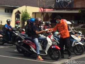Abu Gunung Agung Sampai ke Jember, 10 Ribu Masker Dibagikan
