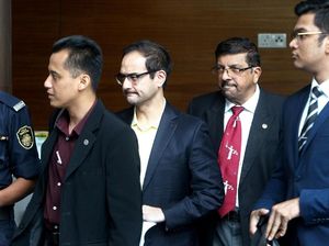 Momen Putra Tiri Najib Ditanyai Komisi Antikorupsi Terkait 1MDB Momen Putra Tiri Najib Ditanyai Komisi Antikorupsi Terkait 1MDB