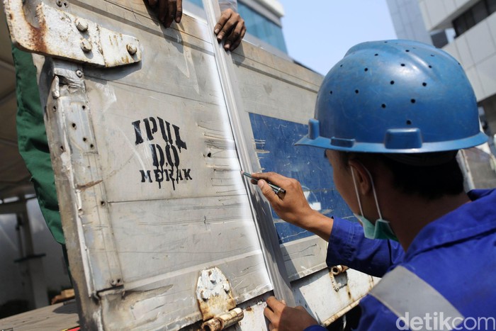 Operasi Over Dimensi dan Over Load Menteri Perhubungan Budi Karya Sumadi didampingi Kakorlantas Royke Lumowa menyaksikan pemotongan truk dalam rangka Operasi Over Dimensi dan Over Load (ODOL) di halaman Kementerian Perhubungan, Jakarta, Selasa (3/7/2018). Operasi ODOL ini bertujuan untuk melakukan penertiban kendaraan besar yang melanggar ketentuan. Grandyos Zafna/detikcom