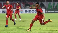 Pesepak Indonesia U19 Muhamad Rafi Syarahil melakukan selebrasi setelah berhasil mencetak gol ke gawang Singapura U19 dalam penyisihan grup A Piala AFF U19. ANTARA FOTO/Zabur Karuru
