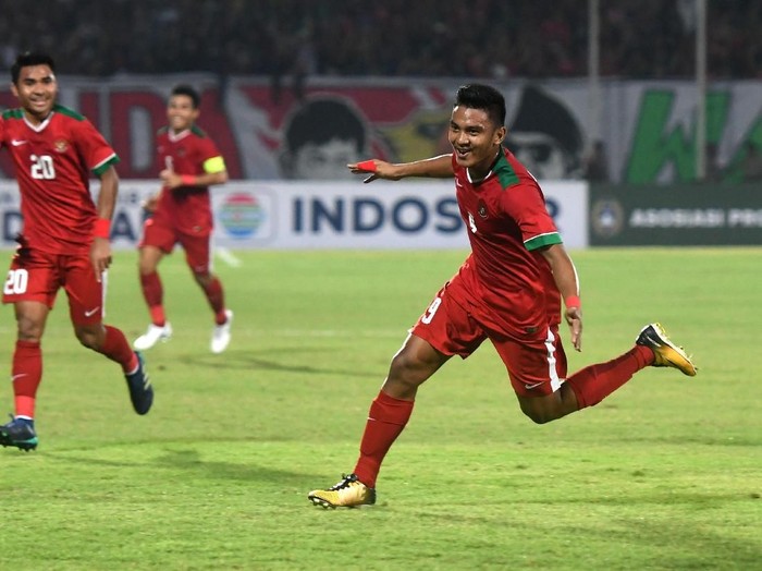Pesepak Indonesia U19 Saddil Ramdani (atas) berebut bola dengan pesepak bola Singapura U19 Muhammad Nur Adam Abdullah (bawah) dalam penyisihan grup A Piala AFF U19 di Gelora Delta Sidoarjo, Sidoarjo, Jawa Timur, Selasa (3/7). ANTARA FOTO/Zabur Karuru/kye/18