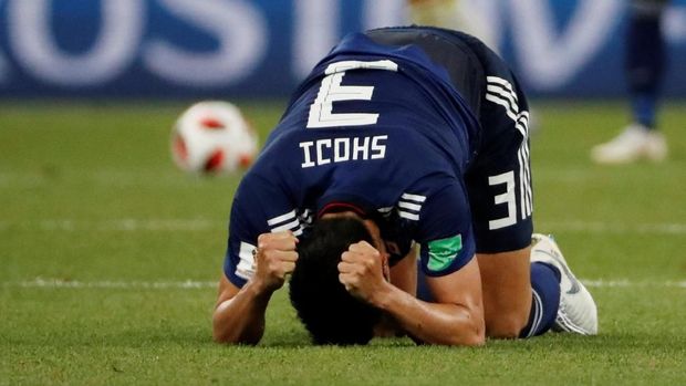 Pemain timnas Jepang Gen Shoji tertunduk lesu usai dikalahkan Belgia.
