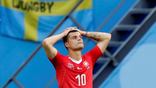 Gelandang timnas Swiss Granit Xhaka kecewa usai kekalahan atas Swedia.