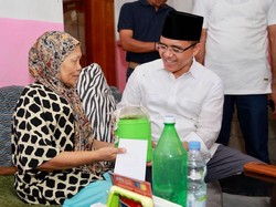 Saat Bupati Anas Nangis Dengar Cerita Penerima Rantang Kasih