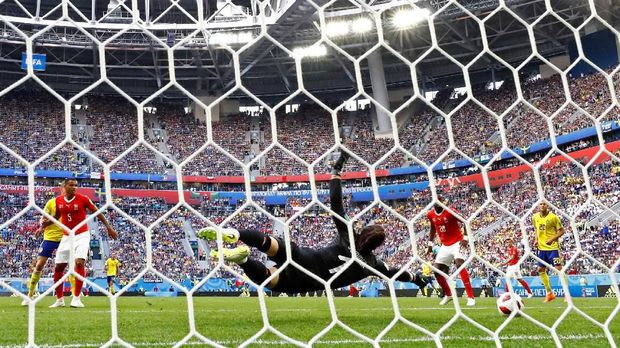 Yann Sommer menepis tendangan Marcus Berg. (