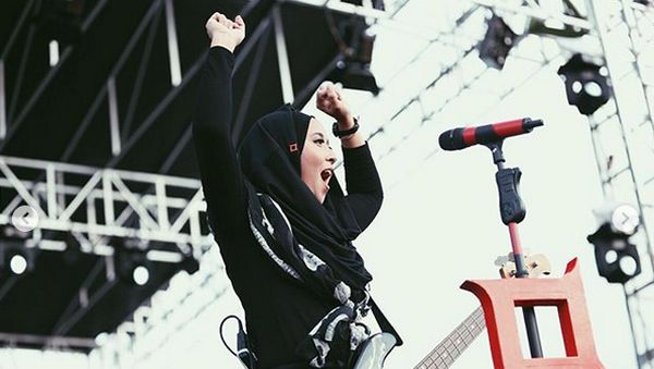 Chua Kotak Cantik Berhijab di Atas Panggung