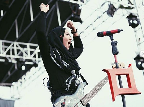 Chua Kotak Cantik Berhijab di Atas Panggung