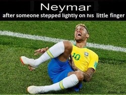 Bandingkan dengan pebalap Fernando Alonso yang cuma keheranan usai menabrak pembatas dengan kecepatan 300 km/jam, lebay mana dengan Neymar yang cuma terjatuh di permainan sepakbola? (Twitter @TheAmirSaeed)