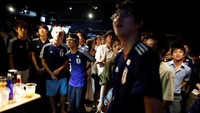 Harapan untuk menang di ajang Piala Dunia 2018 pun harus dikubur oleh para suporter Tim Samurai Biru. Issei Kato/Reuters.