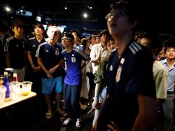 Harapan untuk menang di ajang Piala Dunia 2018 pun harus dikubur oleh para suporter Tim Samurai Biru. Issei Kato/Reuters.
