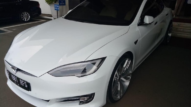 Tesla Model S yang digunakan ngantor oleh Bambang Soesatyo (Foto: Gibran/detikcom)