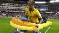 Daripada mengejek Neymar, lebih baik memberi saran supaya tidak mudah terjatuh di lapangan. Mungkin memberinya baby walker menjadi solusi yang tepat. Eh, atau bagaimana baiknya? (Foto: Twitter @raschiid)