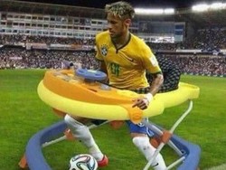 Daripada mengejek Neymar, lebih baik memberi saran supaya tidak mudah terjatuh di lapangan. Mungkin memberinya baby walker menjadi solusi yang tepat. Eh, atau bagaimana baiknya? (Foto: Twitter @raschiid)