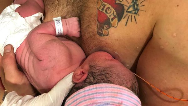 Momen Menyentuh Saat Seorang Ayah Menyusui Bayinya