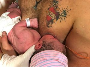 Momen Menyentuh Saat Seorang Ayah Menyusui Bayinya