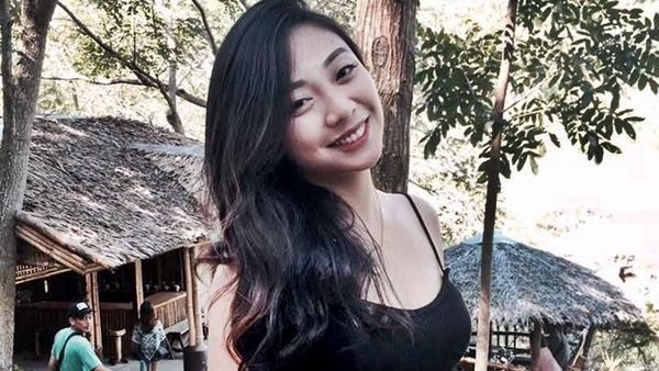 Guru Cantik Hobi Main Ular Curi Perhatian Netizen