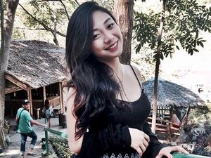 Guru Cantik Hobi Main Ular Curi Perhatian Netizen