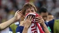 Air mata Takashi Inui. REUTERS/Marko Djurica.