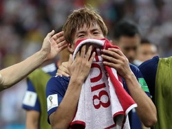 Air mata Takashi Inui. REUTERS/Marko Djurica.