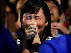 Para suporter yang menggelar nonton bareng di sebuah restoran di Tokyo menjadi saksi gagalnya tim satu-satunya dari Asia ini. Raut wajah sedih dan kecewa terlihat di wajah para suporter. Issei Kato/Reuters.
