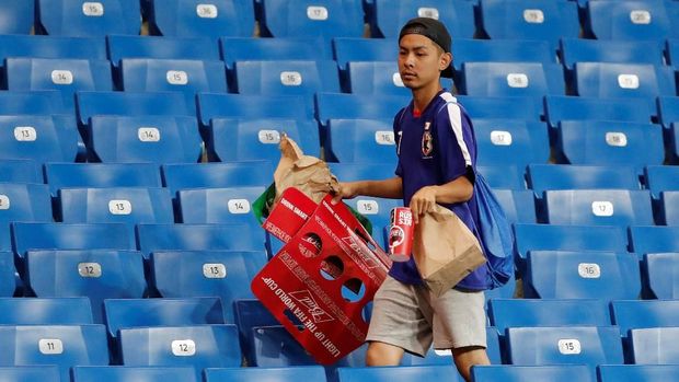 Fans Jepang: Kecewa Hasil Boleh, Bersih-Bersih Stadion Jalan Terus