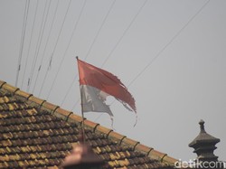 Duh, Bendera Merah Putih Usang dan Robek Masih Berkibar di Sidoarjo