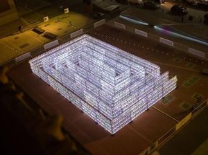 Botol Plastik Bekas Disusun Jadi Labirin Penuh Kilau Botol Plastik Bekas Disusun Jadi Labirin Penuh Kilau