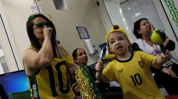 Pesta Kecil Pasien Kanker Atas Kemenangan Brasil