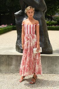 Putri Tercantik di Kerajaan Inggris Eksis di Paris Fashion Week