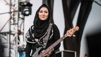 Gaya Hijab Rock and Roll Chua Kotak Saat Manggung di Aceh