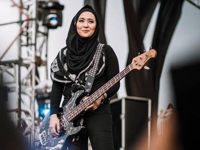 Gaya Hijab Rock and Roll Chua Kotak Saat Manggung di Aceh