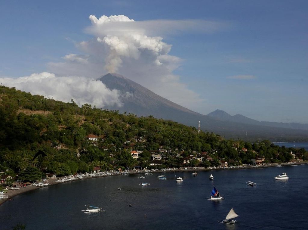 Cahaya Mirip Ledakan di Gunung Agung Bikin Heboh, Ini Kata PVMBG Cahaya Mirip Ledakan di Gunung Agung Bikin Heboh, Ini Kata PVMBG