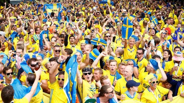Pendukung timnas Swedia merayakan kemenangan atas Swiss di babak 16 besar Piala Dunia 2018.