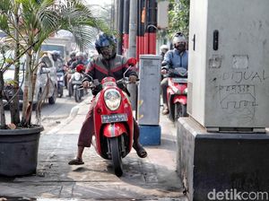 Melihat Tingkah Pengendara Motor Jajah Jalur Pedestrian