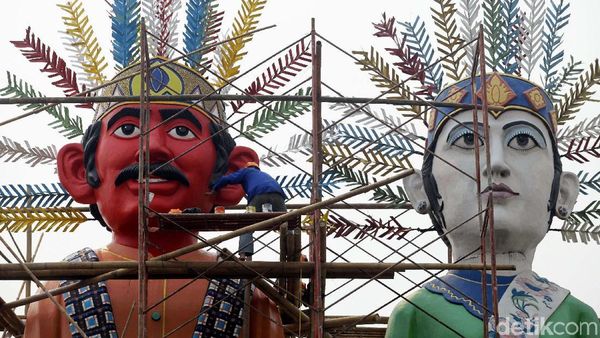 Perawatan Patung Ondel-ondel Jelang Asian Games