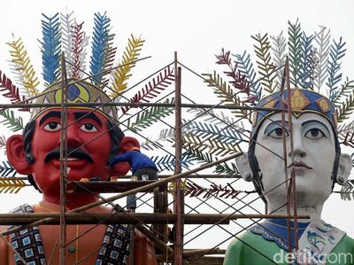 Perawatan Patung Ondel-ondel Jelang Asian Games