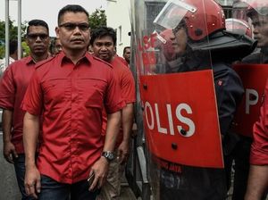 Politisi Malaysia Jamal Yunos Cukur Rambut di Tebet Sebelum Ditangkap
