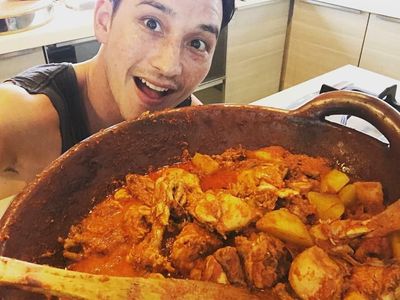 Bikin Baper! Ini Aksi 8 Aktor Tampan yang Jago Masak