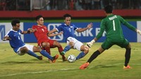 Pesepak Indonesia U19 Samuel Christianson (kedua kiri) berjibaku berebut bola dengan pesepak bola Singapura U19 Danish Irfan Azman (kiri) dan Muhammad Nur Adam Abdullah (kedua kanan) dalam penyisihan grup A Piala AFF U19 di Gelora Delta Sidoarjo, Sidoarjo, Jawa Timur. ANTARA FOTO/Zabur Karuru
