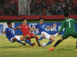 Pesepak Indonesia U19 Samuel Christianson (kedua kiri) berjibaku berebut bola dengan pesepak bola Singapura U19 Danish Irfan Azman (kiri) dan Muhammad Nur Adam Abdullah (kedua kanan) dalam penyisihan grup A Piala AFF U19 di Gelora Delta Sidoarjo, Sidoarjo, Jawa Timur. ANTARA FOTO/Zabur Karuru