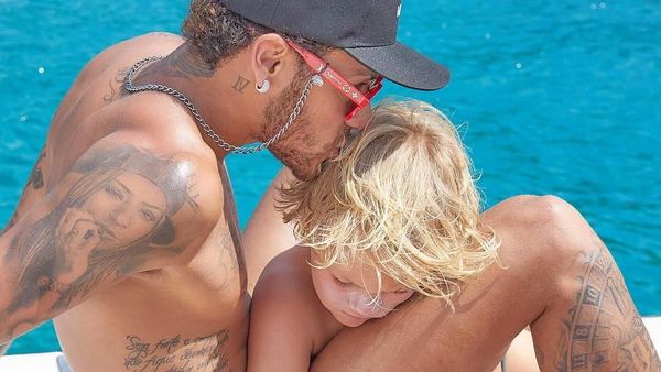 10 Potret Keakraban Neymar dan Anaknya, Bikin Hati Meleleh