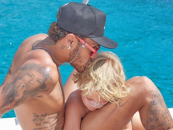 10 Potret Keakraban Neymar dan Anaknya, Bikin Hati Meleleh