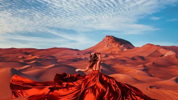 10 Potret Keindahan Alam Bersama Gaun Wanita