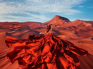 10 Potret Keindahan Alam Bersama Gaun Wanita