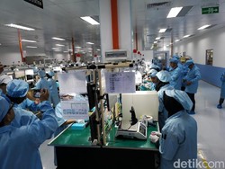 Begini Proses Produksi Ponsel 4G Honor di Batam