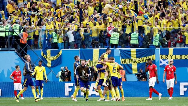 Para pemain timnas Swedia merayakan kemenangan atas Swiss di babak 16 besar Piala Dunia 2018.