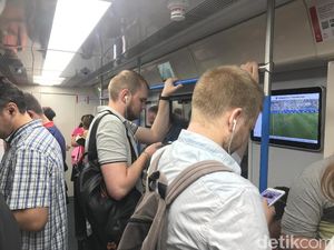 Nonton Bola di Kereta Sampai Lupa Waktu